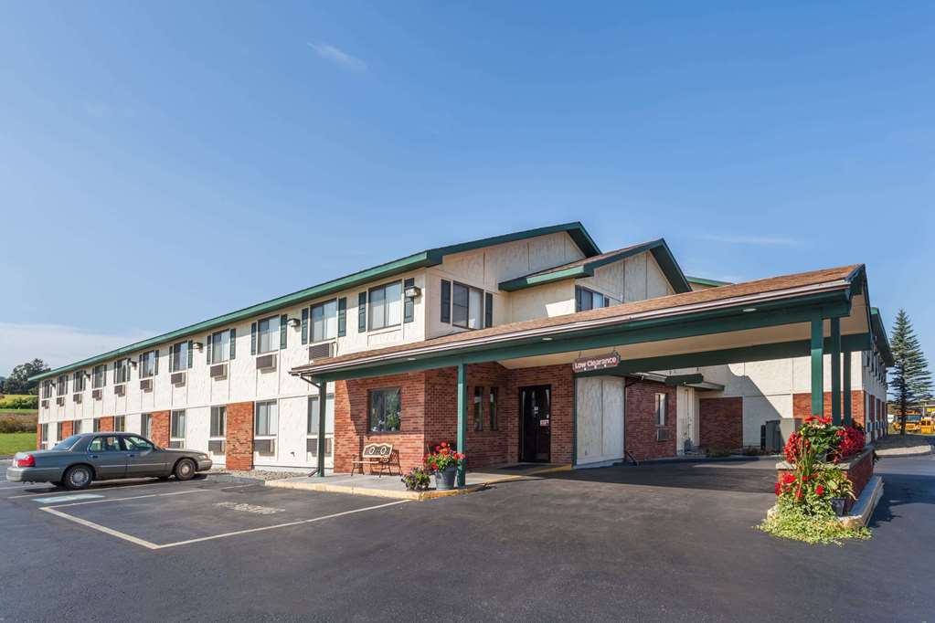Super 8 By Wyndham East Stroudsburg - Poconos Hotel Exterior foto