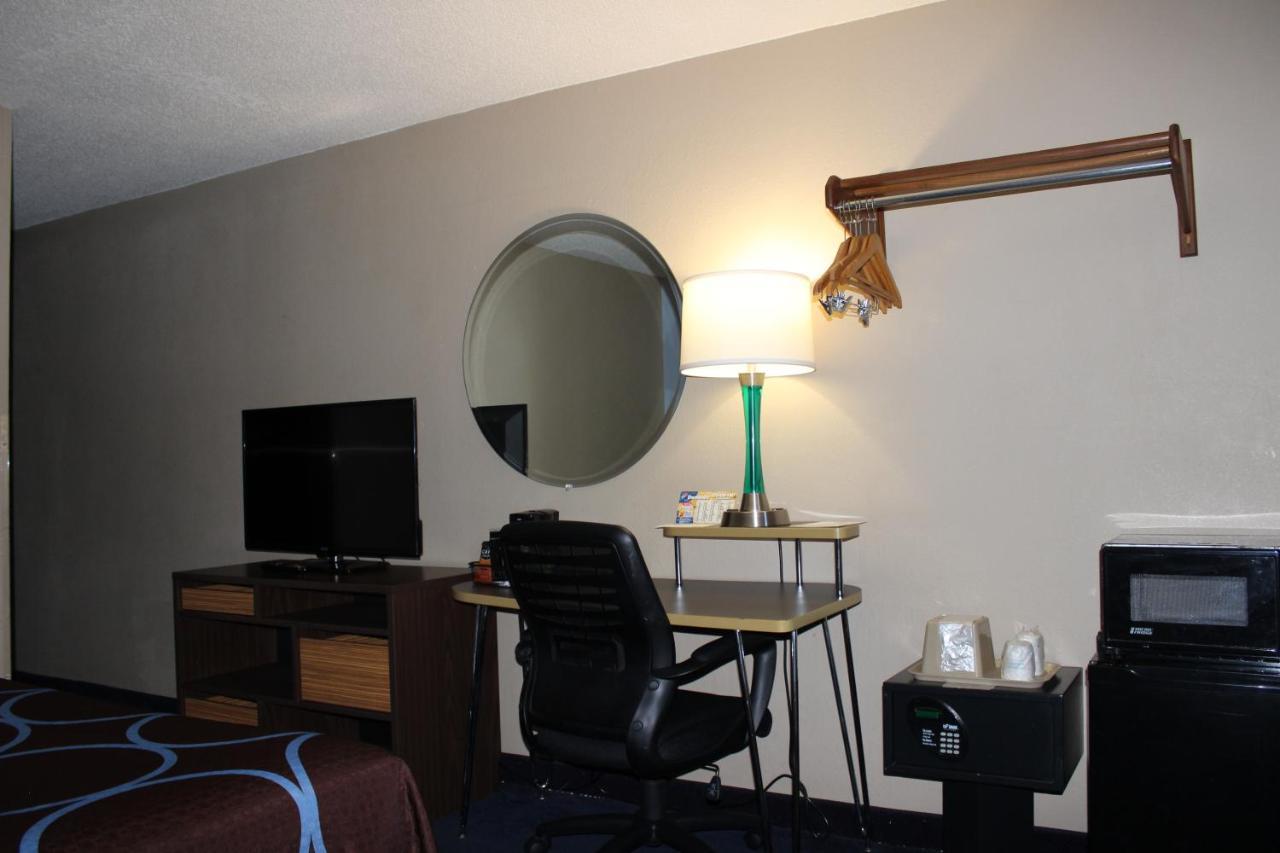 Super 8 By Wyndham East Stroudsburg - Poconos Hotel Exterior foto